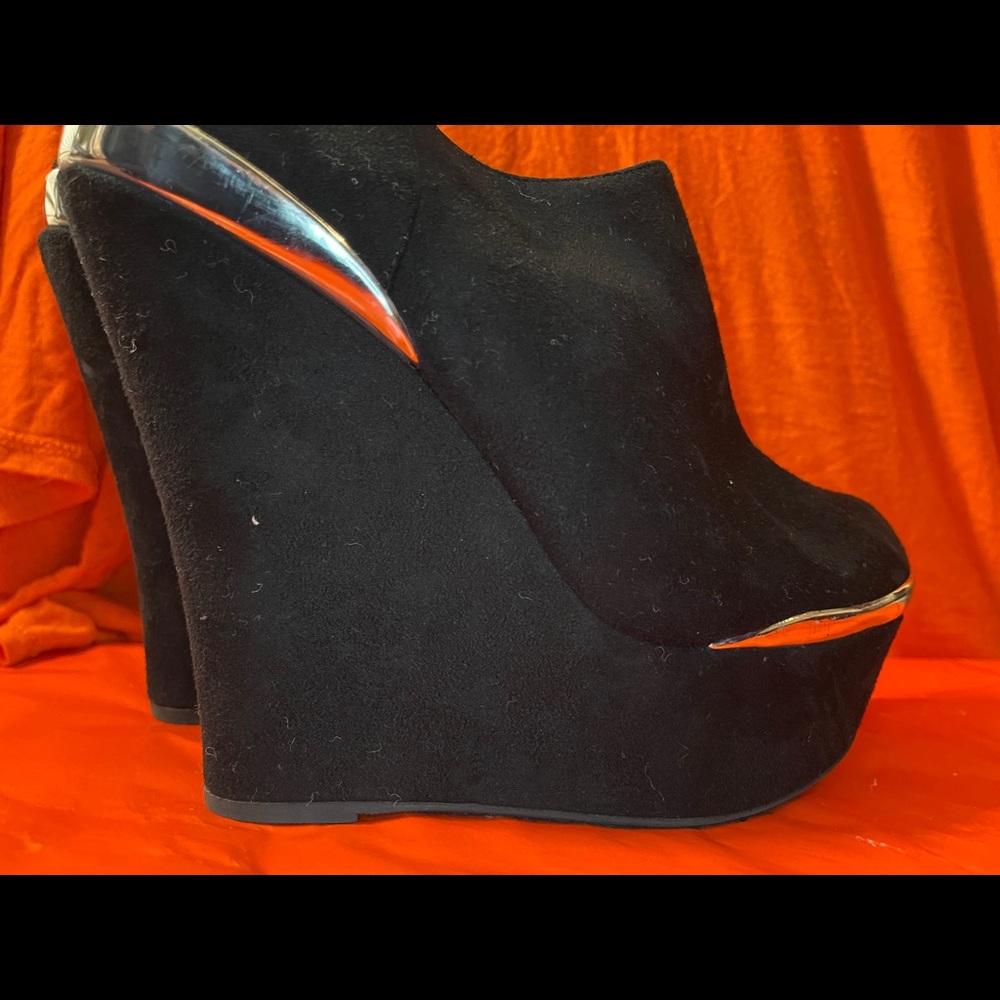 Booties size 8 - Picture 2 of 5